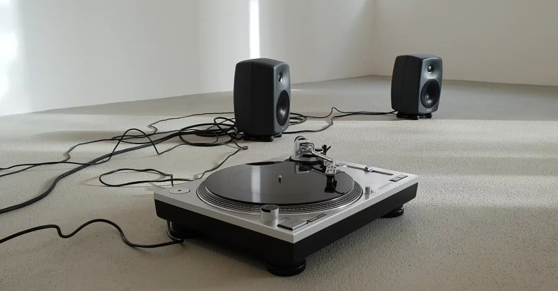 turntable-with-cables